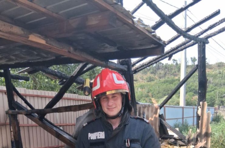 Pompierul lunii iulie – un tânăr pompier din Adjud, care a salvat mai mulți cățeluși dintr-un incendiu
