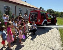 Pompierii vrânceni, la Suraia, alături de cei mici, pentru o lecție despre prevenție, responsabilitate și siguranță 1 pompieri copii suraia
