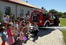 Pompierii vrânceni, la Suraia, alături de cei mici, pentru o lecție despre prevenție, responsabilitate și siguranță pompieri copii suraia