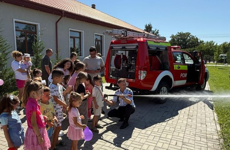 Pompierii vrânceni, la Suraia, alături de cei mici, pentru o lecție despre prevenție, responsabilitate și siguranță