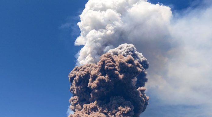 MAE, atenționare de călătorie în Italia: zborurile din Catania, Sicilia, suspendate din cauza erupției vulcanului Etna