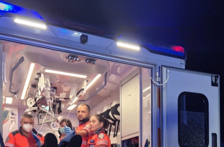 Tânărul lovit de copac, aflat în stare foarte gravă, transferat la un spital din Iași