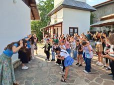 FOTO Tabără educativă, catehetică și recreativă în Parohia vrânceană Coza / Au participat și tineri din structurile DGASPC 1 copii biserica