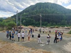 FOTO Tabără educativă, catehetică și recreativă în Parohia vrânceană Coza / Au participat și tineri din structurile DGASPC 2 copii tulnici biserica