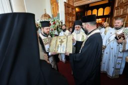 FOTO Fragment din lemnul Sfintei Cruci adus spre închinarea credincioșilor vrânceni și sfințirea sediului Protoieriei Focșani I 1 cruce catedrala 1