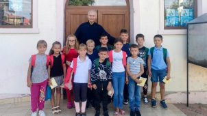 FOTO 350 de elevi din Vrancea și Buzău au primit ghiozdane și rechizite din partea Arhiepiscopiei 3 elevi biserica ghiozdane 1