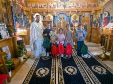 FOTO 350 de elevi din Vrancea și Buzău au primit ghiozdane și rechizite din partea Arhiepiscopiei 1 elevi biserica ghiozdane