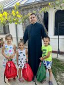 FOTO 350 de elevi din Vrancea și Buzău au primit ghiozdane și rechizite din partea Arhiepiscopiei 2 elevi preot ghiozdane