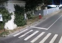 gunoi aruncat pe trotuar