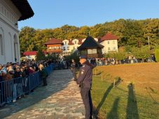 FOTO Manifestări religioase desfășurate în siguranță, în weekend / Urmează manifestările de la Mănăstirea Brazi 3 jandarmi manastire gagesti