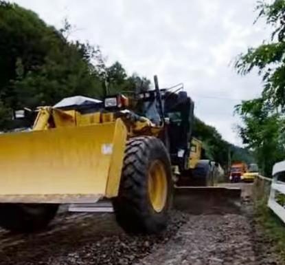 VIDEO Se lucrează pe ultimii kilometri din DN 2M, zona Andreiașu de Jos