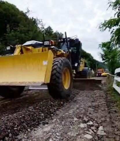 VIDEO Se lucrează pe ultimii kilometri din DN 2M, zona Andreiașu de Jos