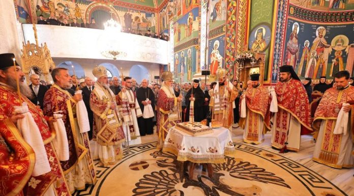 FOTO Sfânta Cruce și Sfântul Teodosie au adunat mii de pelerini la hramul Mănăstirii Brazi