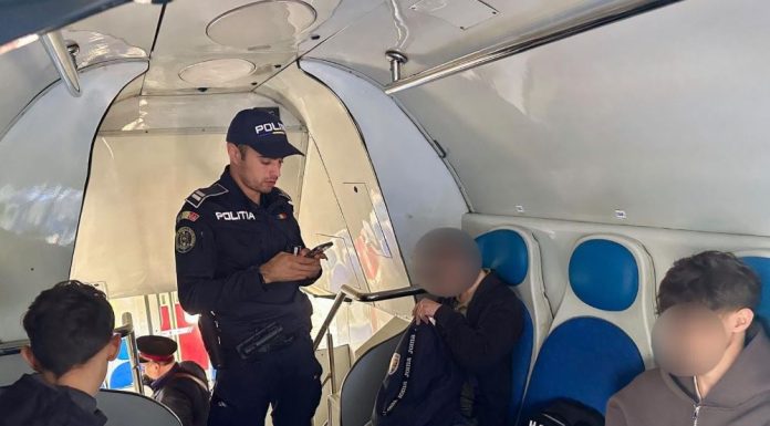 Tânără prinsă că circula cu trenul fără bilet, pe baza unui carnet de elev ce aparținea altei persoane