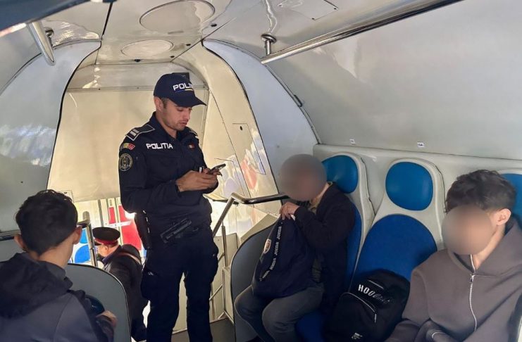 Tânără prinsă că circula cu trenul fără bilet, pe baza unui carnet de elev ce aparținea altei persoane