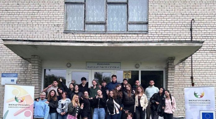 FOTO Doi elevi de la Liceul Slavici din Panciu, participanți la un proiect Erasmus+ în Lituania