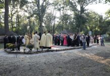 FOTO Astăzi am pus credința în inima Muzeului Satului Vrâncean: a fost sfințită piatra de temelie a Bisericii de lemn sfintire biserica muzeu 2