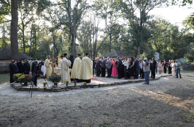 FOTO Astăzi am pus credința în inima Muzeului Satului Vrâncean: a fost sfințită piatra de temelie a Bisericii de lemn
