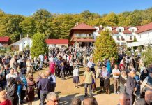 FOTO Mii de oameni la sfințirea bisericii Mănăstirii ”Duminica Mironosițelor” din Găgești sfintire gagesti 5