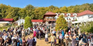 FOTO Mii de oameni la sfințirea bisericii Mănăstirii ”Duminica Mironosițelor” din Găgești
