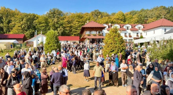 FOTO Mii de oameni la sfințirea bisericii Mănăstirii ”Duminica Mironosițelor” din Găgești