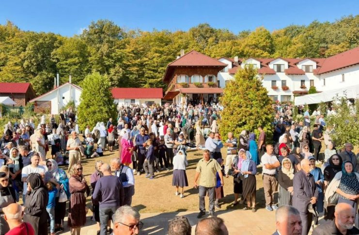 FOTO Mii de oameni la sfințirea bisericii Mănăstirii ”Duminica Mironosițelor” din Găgești