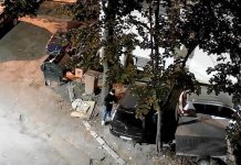 VIDEO Tineri filmați cum se plimbă prin oraș și par că încearcă portierele mașinilor parcate / Poliția a fost sesizată spargere masina