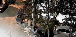 VIDEO Tineri filmați cum se plimbă prin oraș și par că încearcă portierele mașinilor parcate / Poliția a fost sesizată