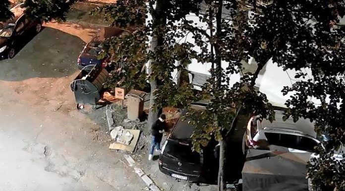 VIDEO Tineri filmați cum se plimbă prin oraș și par că încearcă portierele mașinilor parcate / Poliția a fost sesizată