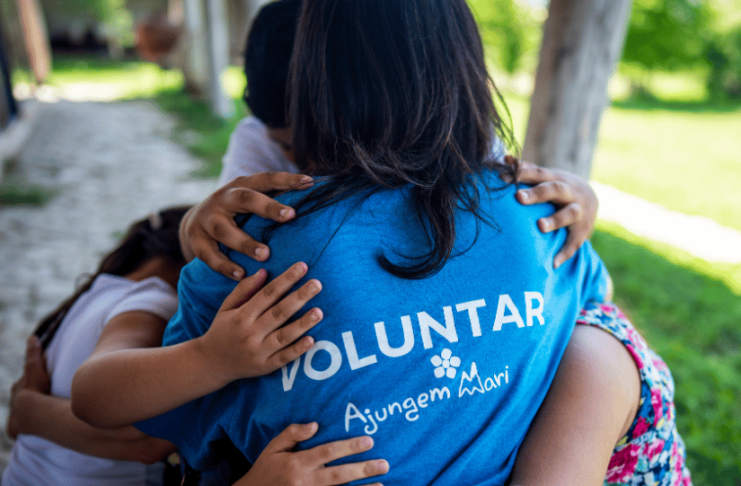 ”Ajungem MARI” caută 20 de voluntari care să fie modele pentru copiii instituționalizați din Vrancea