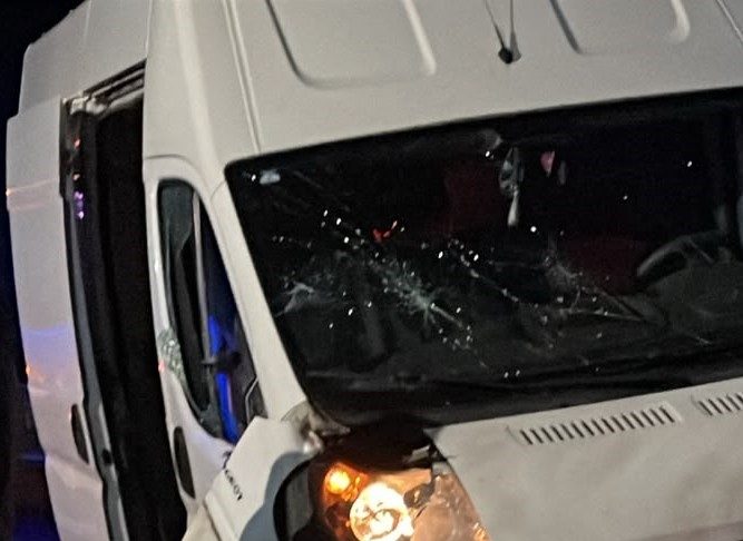 Coliziune între o dubă și o căruță, la Vidra. Căruțașul a fost rănit