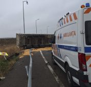 FOTO Bărbat mort după ce s-a răsturnat cu tirul, pe Autostrada Moldovei 1 ambulanta tir 1