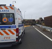 FOTO Bărbat mort după ce s-a răsturnat cu tirul, pe Autostrada Moldovei 2 ambulanta tir