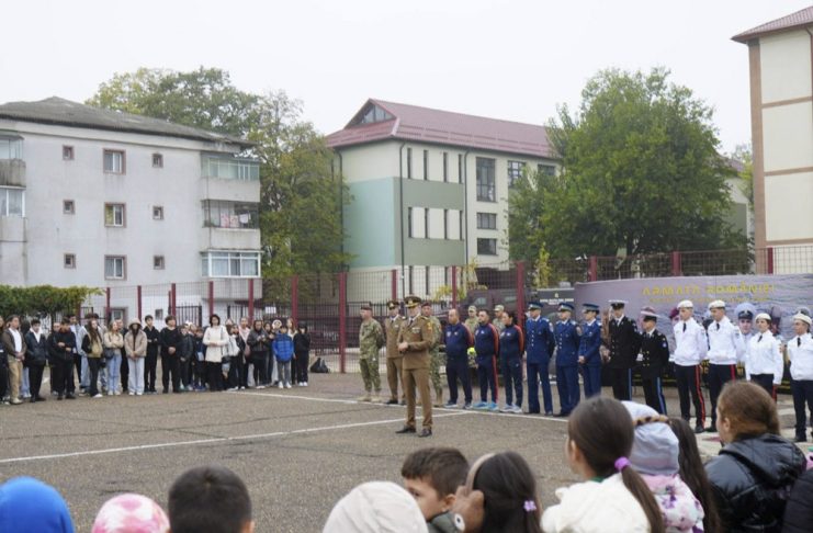 FOTO Ziua Armatei Române, sărbătorită prin întâlniri cu elevii din județ