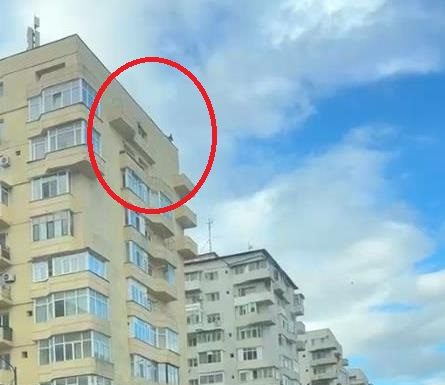 ULTIMA ORĂ Bărbatul urcat pe bloc amenința că se sinucide / A fost salvat de echipajele de intervenție