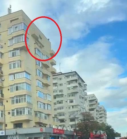 ULTIMA ORĂ Bărbatul urcat pe bloc amenința că se sinucide / A fost salvat de echipajele de intervenție