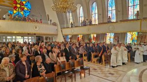 FOTO Eveniment important pentru comunitatea catolică din Vrancea / Sfânta Liturghie Jubiliară, prezidată de Arhiepiscopul Mitropolit Aurel Percă, alături de Arhiepiscopul emerit Ioan Robu 2 biserica catolica 1