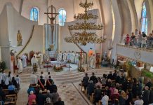 FOTO Eveniment important pentru comunitatea catolică din Vrancea / Sfânta Liturghie Jubiliară, prezidată de Arhiepiscopul Mitropolit Aurel Percă, alături de Arhiepiscopul emerit Ioan Robu biserica catolica 2