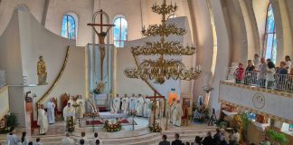 FOTO Eveniment important pentru comunitatea catolică din Vrancea / Sfânta Liturghie Jubiliară, prezidată de Arhiepiscopul Mitropolit Aurel Percă, alături de Arhiepiscopul emerit Ioan Robu