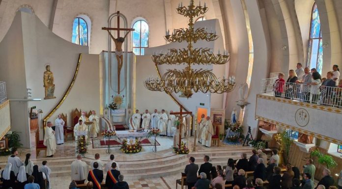 FOTO Eveniment important pentru comunitatea catolică din Vrancea / Sfânta Liturghie Jubiliară, prezidată de Arhiepiscopul Mitropolit Aurel Percă, alături de Arhiepiscopul emerit Ioan Robu