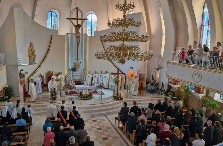FOTO Eveniment important pentru comunitatea catolică din Vrancea / Sfânta Liturghie Jubiliară, prezidată de Arhiepiscopul Mitropolit Aurel Percă, alături de Arhiepiscopul emerit Ioan Robu
