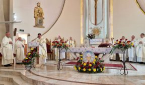 FOTO Eveniment important pentru comunitatea catolică din Vrancea / Sfânta Liturghie Jubiliară, prezidată de Arhiepiscopul Mitropolit Aurel Percă, alături de Arhiepiscopul emerit Ioan Robu 1 biserica catolica