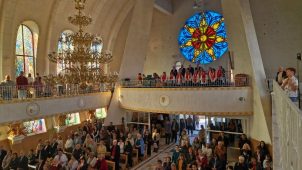 FOTO Eveniment important pentru comunitatea catolică din Vrancea / Sfânta Liturghie Jubiliară, prezidată de Arhiepiscopul Mitropolit Aurel Percă, alături de Arhiepiscopul emerit Ioan Robu 3 biserica catolica 3