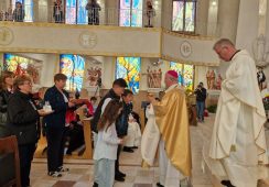 FOTO Eveniment important pentru comunitatea catolică din Vrancea / Sfânta Liturghie Jubiliară, prezidată de Arhiepiscopul Mitropolit Aurel Percă, alături de Arhiepiscopul emerit Ioan Robu 6 biserica catolica 4