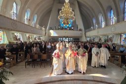 FOTO Eveniment important pentru comunitatea catolică din Vrancea / Sfânta Liturghie Jubiliară, prezidată de Arhiepiscopul Mitropolit Aurel Percă, alături de Arhiepiscopul emerit Ioan Robu 4 biserica catolica 5