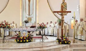 FOTO Eveniment important pentru comunitatea catolică din Vrancea / Sfânta Liturghie Jubiliară, prezidată de Arhiepiscopul Mitropolit Aurel Percă, alături de Arhiepiscopul emerit Ioan Robu 5 biserica catolica 6