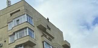 ULTIMA ORĂ FOTO Un bărbat s-a urcat pe un bloc din centrul Focșaniului