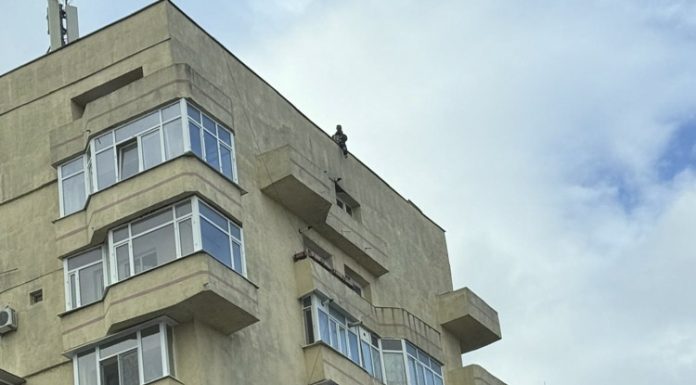ULTIMA ORĂ FOTO Un bărbat s-a urcat pe un bloc din centrul Focșaniului