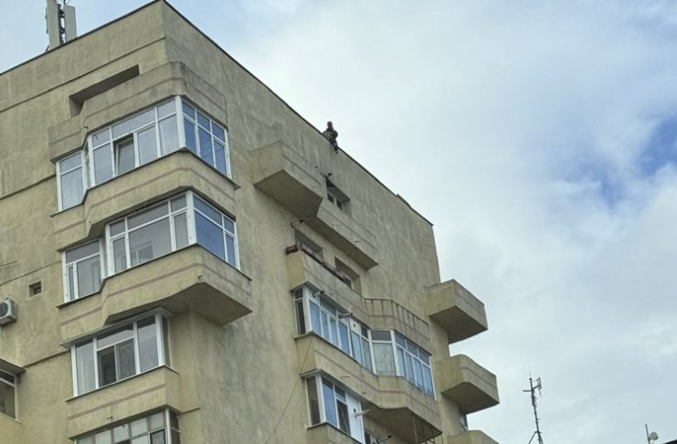 ULTIMA ORĂ FOTO Un bărbat s-a urcat pe un bloc din centrul Focșaniului