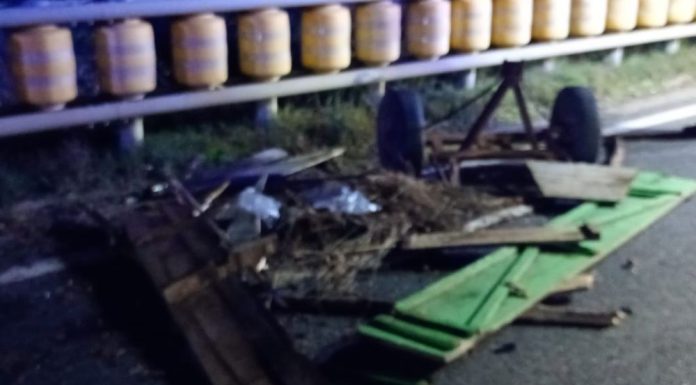 O căruță a fost făcută praf după o ciocnire violentă cu o mașină